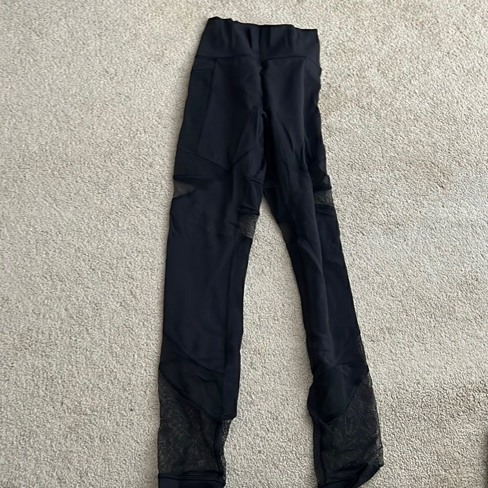 Lululemon size 2 legging features mesh